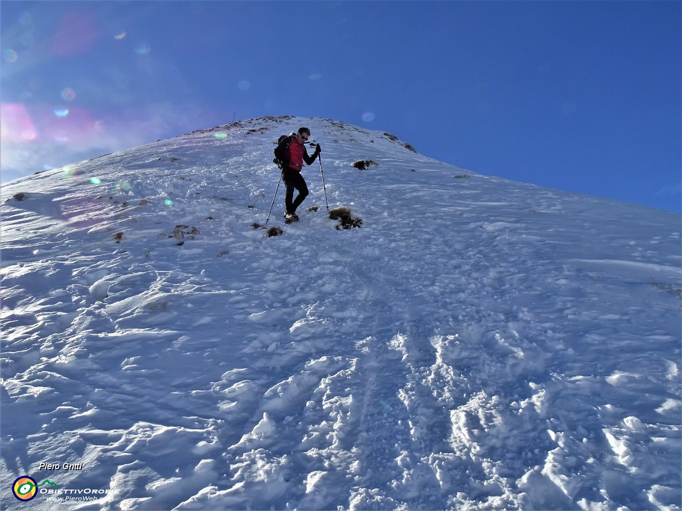 49 In attenta discesa sferzata dal vento da Cima alla Bocchetta di Grem .JPG